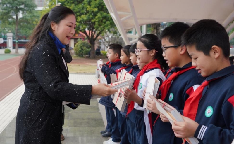 玉东小学校长图片