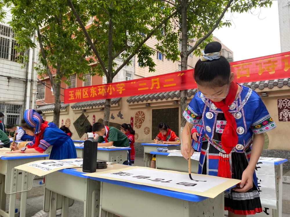 东环小学古诗词阅读展风采三月三节日氛围浓