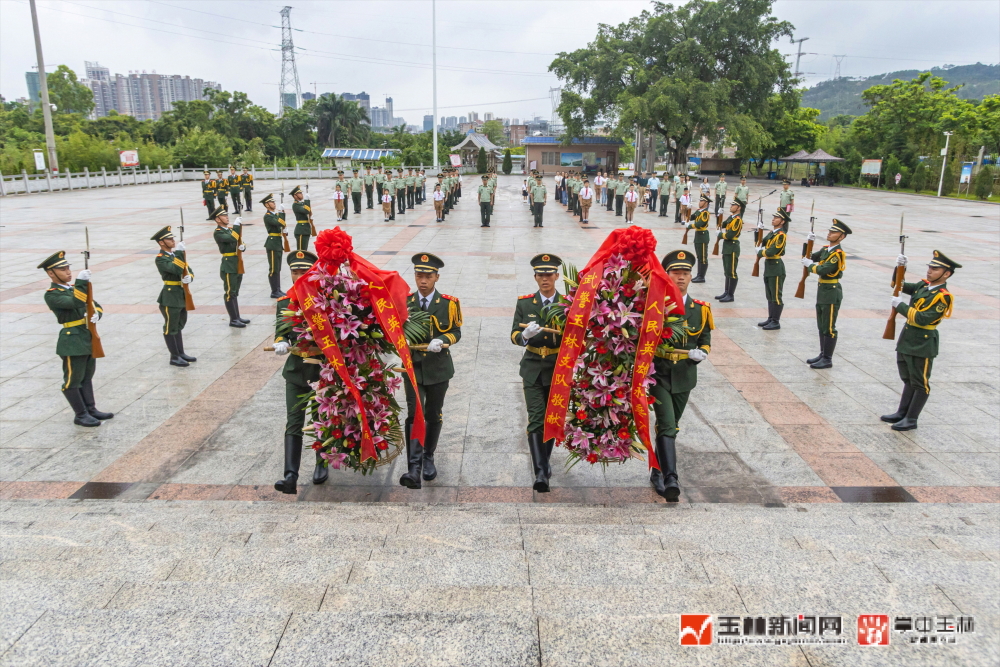 向革命烈士纪念碑敬献花篮 （贾广华 摄）.jpg